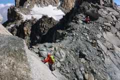 leichte Kletterei und eine kurze Abseil/abkletterstelle leiten direkt auf die Hüttenterasse