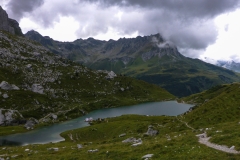 Der Partnunsee. Die Knubbel in der Bildmitte ist der Bergsee-Bungalow. Schaut auf https://littlecity.ch