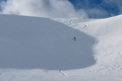 Abfahrt: nicht mehr der ChampagnePow der letzten Tage aber vom Bruchharsch noch weit entfernt. Unterhalb ca. 2300m kann man eine Menge Spass haben