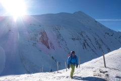 Im Hintergrund die Schneid. Wir habens am Gehrenjoch gut sein lassen wegen der angespannten Lawinenlage. Oberhalb ca. 1400m stark eingeblasen. In den Rinnen und Mulden extrem viel Schnee, daneben schaut das Gras raus...