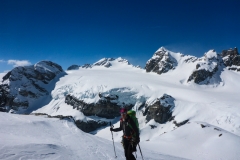 Die Abfahr geht nach Süden und auf dem Weg zur Claridenhütte nehmen wir noch den Geissbützistock mit (ganz hinten der Clariden)