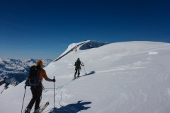 Oberhalb des Gletscherbruchs ziehen sich weite Flächen über nochmal beachtliche 1000hm zum Gipfel