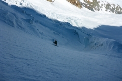 ...dann umfahren wir den Bruch aber im Abstiegssinn ganz rechts durch eine steile Rinne. Wir können die Ski so bis zum Gegenanstieg zur Hütte anbehalten