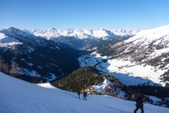 Von Navis zuerst aufs Naviser Kreuzjöchl. Erst Forststrasse, bald aber ziemlich perfekte Hänge