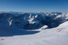 Prima Wetter. Blick vom Schneefernerkopf in den ersten, flachen Teil der Abfahrt