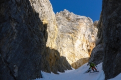 Man seilt quasi in die Dolomiten ab. Zumindest für 200 Meter erinnert die folgende Rinne daran