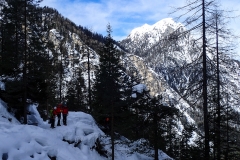 Unser Eiskletterkurs beginnt im Möselegraben in der Nähe von Prags.