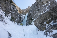Drei lange Seillängen nach dem Amphitheater noch ein guter Fall (WI4, links leichter). Hier ändert sich das Eis, deutlcih härter, viel weniger Wasser