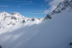 Blick von der Grünsteinscharte zum Hinteren Taja Törl. Hier zwar noch guter Schnee aber sehr starke Verfrachtung. Hundskalt im Wind