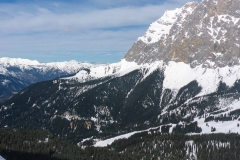 Brendlkar gerade traumhaft zu fahren. Für wens interessiert hier noch zwei Fotos vo nder Neuen Welt. Gut zu erkennen der Forstweg in der Mitte des latschenhangs der zurück (nach Osten) ins Skigebiert führt.