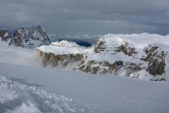 Mit der ersten Bahn von Canazei rauf und rüber zum Pordoi Pass. Dort dann auf den Sass Pordoi. Freeridefreuden warten!!!