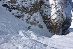 wirds es schnell eng und beachtlich (50°) steil. Ob ich das bei knusprigeren Schneeverhältnissen gefahren wäre? Weiss nicht. Zur Zeit aber perfekte Verhältnisse