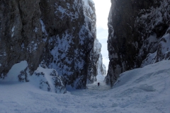 Weiter die Rinne runter. Immer tiefer schneidet sie sich ein