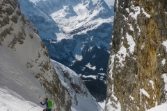Die Rinne darunter dann sehr ungemütlich. Mir fliegt zwei mal der Ski ab. Der letzte Sargnagel für meine Kingpin. 11 Mal ist sie jetzt aufgegangen, 3 Mal im Gelänge über 45°. Dem Ding vertrau ich nicht mehr. Ab in den Müll.