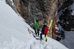 An der Abseilstelle Stau. Aber macht nichts: Die Sonne scheint und was an Nassschnee nach unten wollte hat das offensichtlich gestern getan