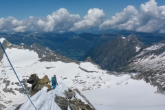 die längeren Schneepassagen lassen sich nicht  sichern; Westseitig allerdings meist super Trittfirn