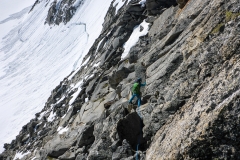 Der Anfang, also von der Stange auf 3295m hinunter ist etwas unübersichtilch. Weniger am Grat als links (Ost) in der flanke wurschtelt man erstmal hinunter