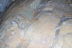 Überreste von Stalagmiten am Boden...was wohl die schwarzen Streifen sind?