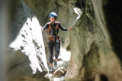 im unteren Teil eine tief eingeschnittene Schlucht