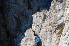 Allerdings nicht wie im Topo verzeichnet vom unteren Halen (derzeit 2NH mit Schlinge) nach unten sondern wie im Bild zusehen rüber und rauf an die Schuppe. Bühlerhaken dann direkt in der Scharte