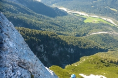Nach dem Abseilstand in der 4. Seillänge. Ich hatte nur ein 40m Seil, deswegen hier Zwischenstand. Ist eh ratsam zwecks Reibung...