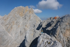 am Grat angekommen. Runter gehts über den Grat mit viel abklettern, ein paar mal abseilen, viel Schrofen zur Scharte (Steinmänner, deutiche Begehungsspuren)