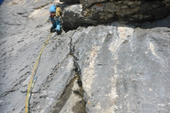 Zweite Länge. AlleStände sind mit 2 Klebehaken ausgestattet. Abstände der Haken eher alpin, 7- ist durchaus abzuliefern