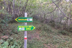 Vom Ausstieg konsequent nach rechts, nicht nach oben. Bei diesem Schild sollte dann alles klar sein (ca. 300 Meter vom Ausstieg)