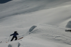 Mit Ski bis zum Gipfel ist wohl eher nur was für Harscheisenkünstler. Steil und im Moment sehr vereist