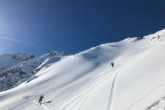 oben raus steilt sich die Sache schon noch ganz ordentlich auf...an die 40°. Aber: Pulver!