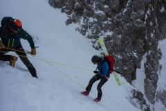 und drüber und runter. Wir haben gleich 60m abgelassen. Das empfiehlt sich weil die Stände nicht 30 + 30 Meter auseinander sind sondern 25 und 35. Mit statischer Leine blöd