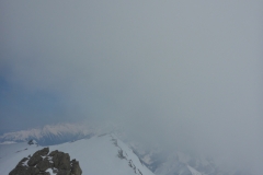 Vom Geier nach Osten runter ins Joch und von dort nach Norden das Kar richtung Lizumer Hütte. Garnicht einfach zu beurteilen aber eine Route kleiner 30° ist möglich...wenn man sie sieht
