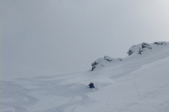 runter wieder Traumpulver:). Aber Vorsicht: wer nach Hochfügen will nicht zu tief abfahren. Wir haben hier Mist gebaut und waren viel zu Tief. Ziemlich nasser Schnee im 40° Gelände machte ungutes Gefühl...