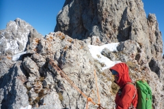Vor allem bei Schnee und gelegentlich Eis im Grund der Rinnen war das Seil trotz der geringen Schwierigkeiten ganz nett