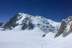 Das Triangle am Mont Blanc du Tacul ist sher trocken mit viel Blankeis. Von den Aussitiegen geht eine Spur zum Gipfel weiter...Mont Blanc wird berannt und hat augenscheinlich recht gute Bedingungen