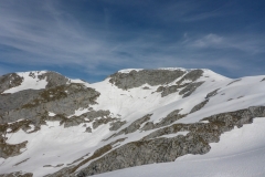 Es ist noch viel Schnee vorhanden, der Hiefler an dem wir klettern wollten hat eine massige Wächte...da gehen wir lieber nicht hin