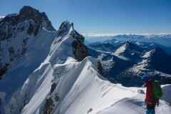 Weil die Einstiegsseillängen noch im Schatten lagen und recht eisig aussahen (Nachmittags am Rückwag dann Schneefrei) sind wir zur Aig. du Rochefort
