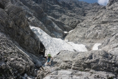 Nach den langen Rampen die sich an die Wasserfallwand anschliessen wirds deutlich unübersichtlicher. Man kann wohl überall klettern, richtig optimal fand ich unseren Weg nicht