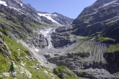 Bald kommt das Obere Ischmeer in Sicht, die Schreckhornütte ist aber noch recht weit weg.