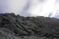 Frühstück fürs Schreckhorn ist um 2, man erreicht der Einstieg um den Sonnenaufgang herum. Wir sind die ersten 100 Meter oder so noch im dunkeln geklettert. Die gesamte Wegfindung ist sehr logisch