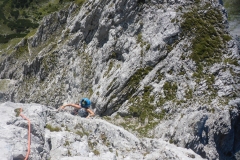 Die letzte Viererlänge. Übersichert ist der Grat nicht, eher zum führen eingebohrt
