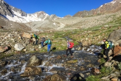 Bachquerungen braucht es derzeit einige... um Steinschlag vom Pitztaler Urkund zu vermieden läuft der Weg jetzt Westlich des Baches und schwenkt erst spät (!) nach Süden