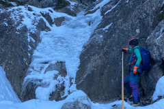 die letzten 5 Meter bevor es zum Schneestapfen geht haben wir uns gespart weil das Schild schon recht fragil und hinterspült ist. Umgehen rechts anscheinend durch Latschen möglich