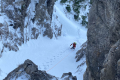 ab hier ists massiv mit Triebschnee verfüllt. Wir hatten Lawinentechnisch gar kein gutes Gefühl und weil ab hier keine Stände mehr hergehen haben wir abgeseilt.