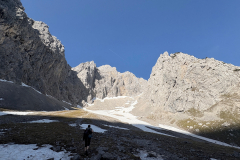 Im Zustieg nur noch wenig Schneekontakt. Obwohl: zwei sind mit Ski bis zur Hütte abgefahren