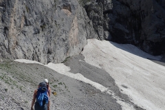 Auf dem Weg zur "Schlüsselstelle". Über das Schneefeld zum Einstieg des Klettersteigs (Stellen II).