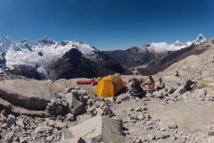 Lustigerweise hab ich kein Foto vom BC. Deswegen direkt ins Moränenlager auf 4900m: Ein kurzfristiger Taktikwechsel hat uns dorthin verschlagen: statt hochlager lieber tief schlafen und länger gehen...dachten wir uns:)