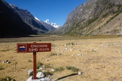 mit einer Übernachtung in der Nähe der Laguna Icciccocha. Wer gut akklimatisiert ist kann durchaus in einem Tag ins Basislager laufen, ist aber lang (30km)