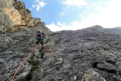 Die Alpini Kante startet recht logisch in einer Rißspur.