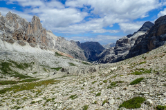 Wir sind statt dem im Topo beschrieben Abstieg weiter zum Col Dei Bos aufgestiegen und...